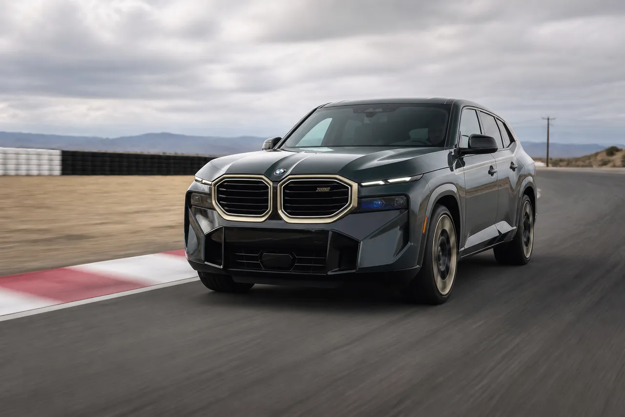 BMW XM en accélération sur piste, version 653 ch