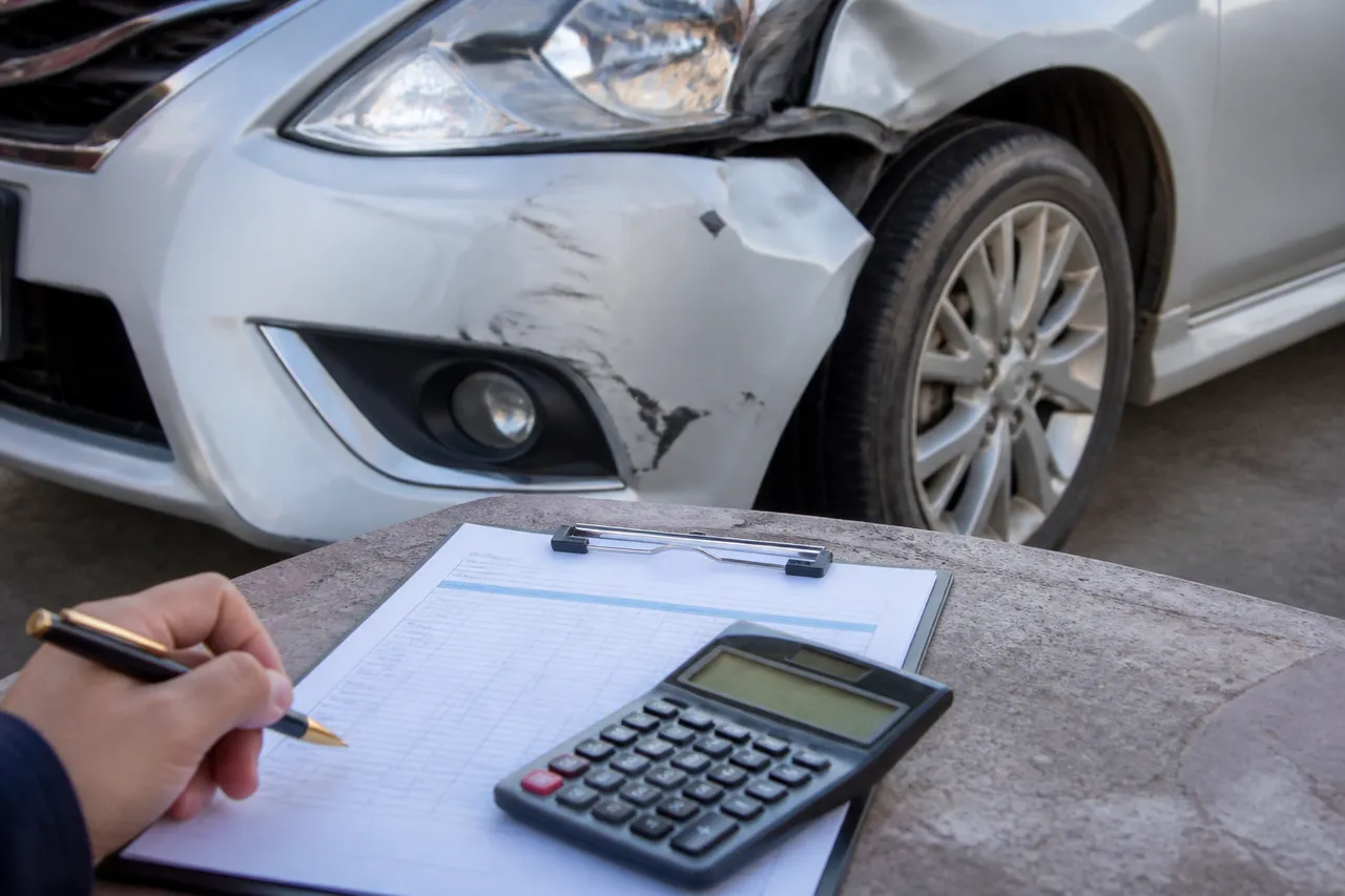 Voiture endommagée et devis pour choisir assurance au tiers ou tous risques