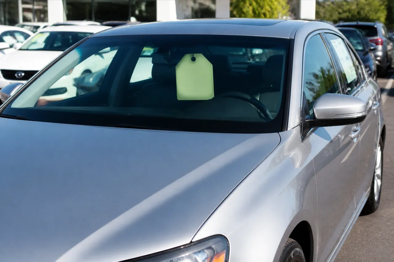 Voiture d'occasion avec étiquette de prix sur le pare-brise